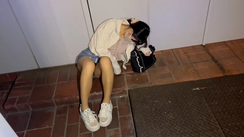 【再販】真面目系トー横 パンチラ防止の黒パンを剥ぎ取ると..大人顔負けの生意気パンティ 未完成の若裸