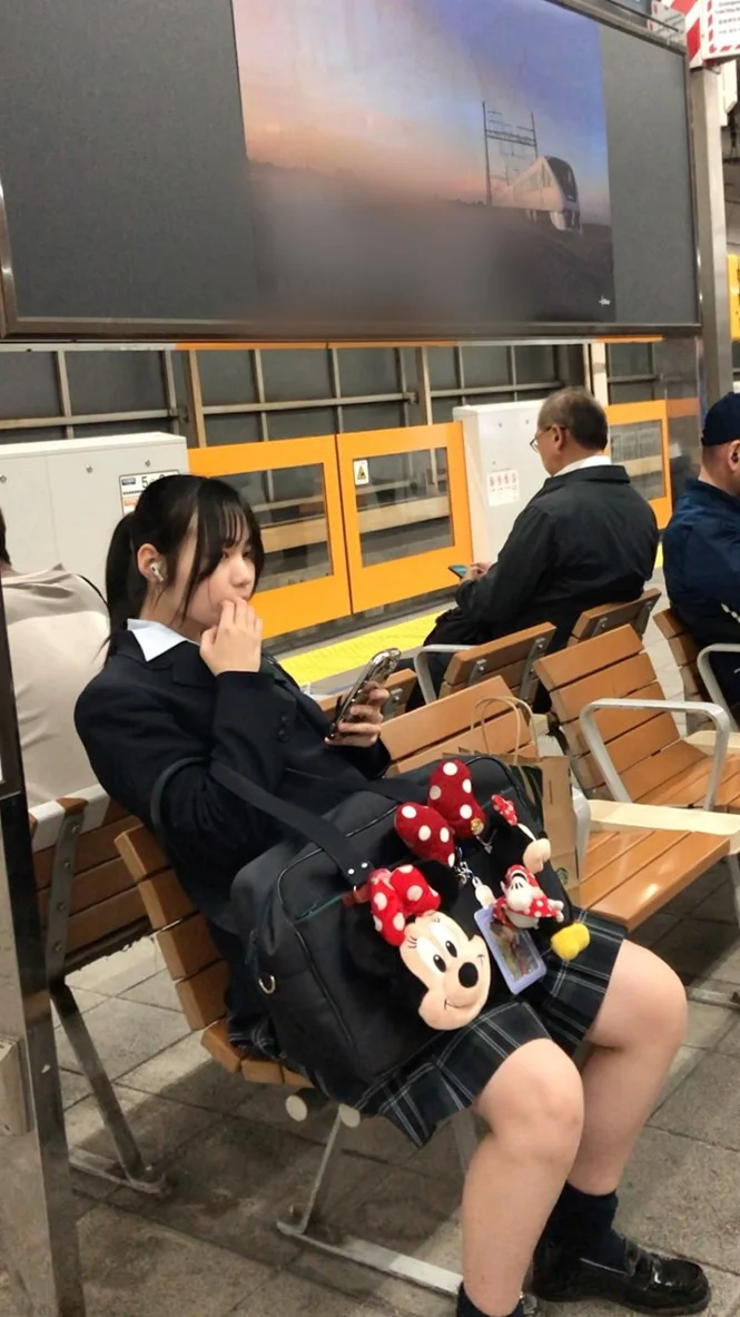 【放課後の眺め100】長身スリムのかわいいＪＫを正面から観察！-1