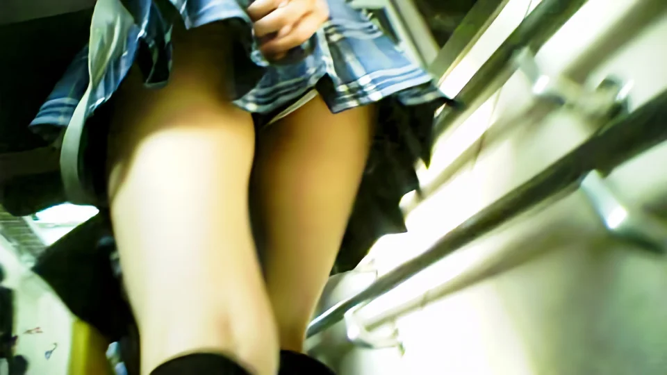 階段を上がる制服JKがスカートを手で押さえるも丈が短すぎてPが見えてしまう動画-4