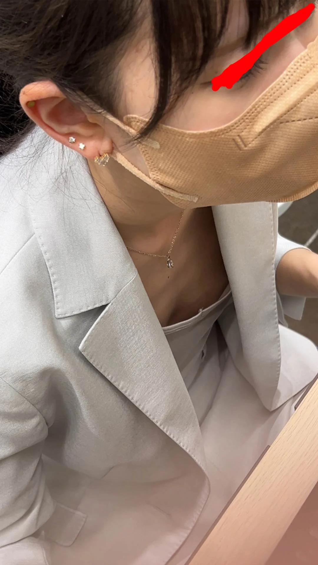 【同僚OLの乳首/胸ちら#41】2名分/机下パンチラ/掃除胸チラ-2