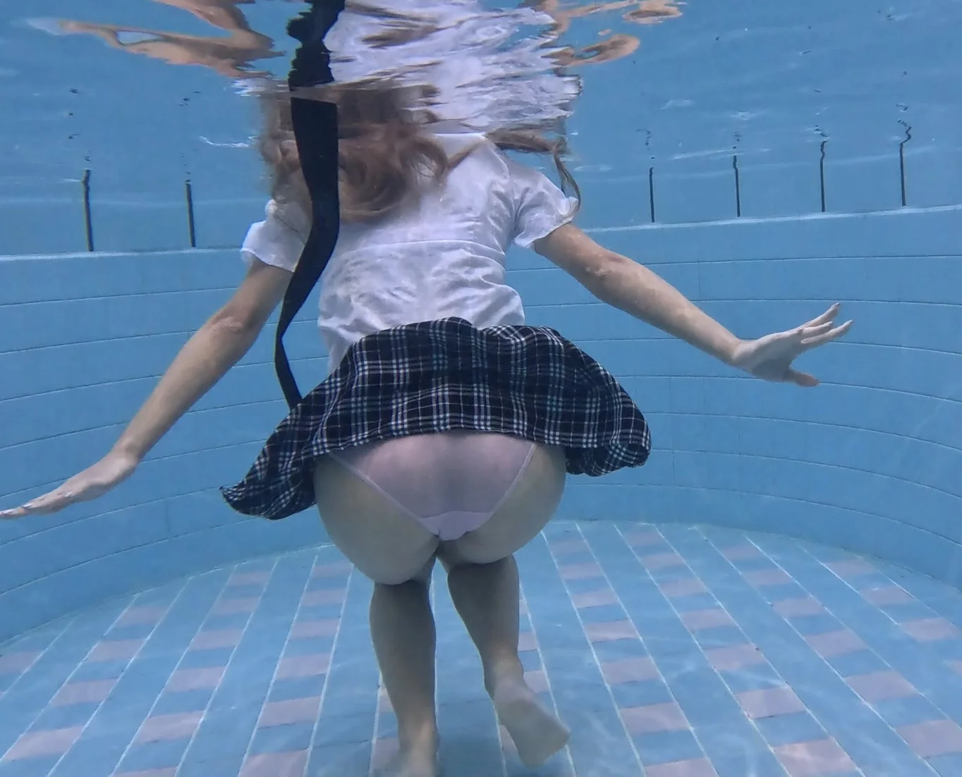 【水中えっち】完全顔出し衝撃作品でこんなことした人いるの？水中で制服生えっち