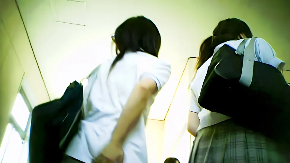 階段で食い込ませた柄Pを無防備に見せる制服JK-1