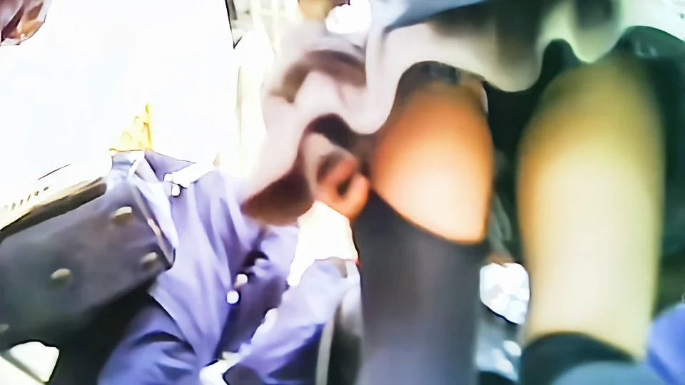 階段を上がる縞々ハイソとニーハイミニスカ私服JKを下から眺める動画-5