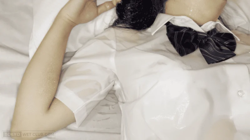 【再販】女子大生に制服を着てもらって、夏の暑い日はクーラーの効いたホテルで水遊びが最高！-2