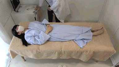 黒髪ロング美女が診察中に検査着をはだけさせお触り撮影会