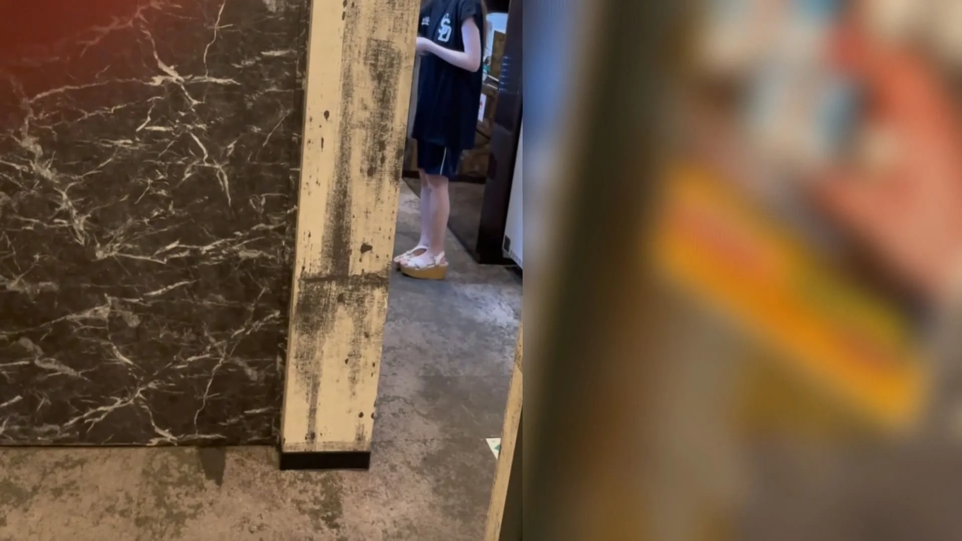 ネカフェスタッフの深夜の楽しみ　～激カワ美少女のズボンをおろして～-1