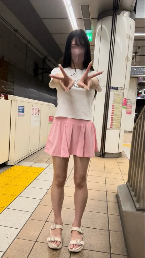 地下鉄ホームの風ぱんちら動画(๑•ᴗ•๑)あえてめくれやすいスカートで行ったよ-1