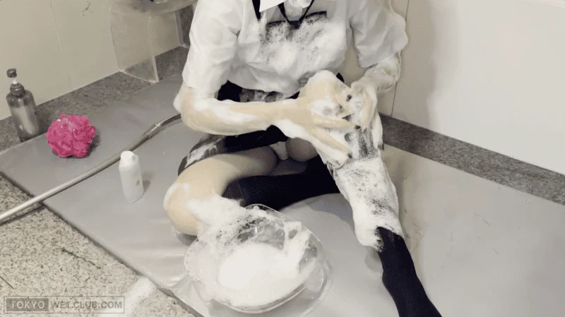 【再販】制服着衣のままで泡まみれのシャワールームと水中で魅力的にゆらめくスカート-2
