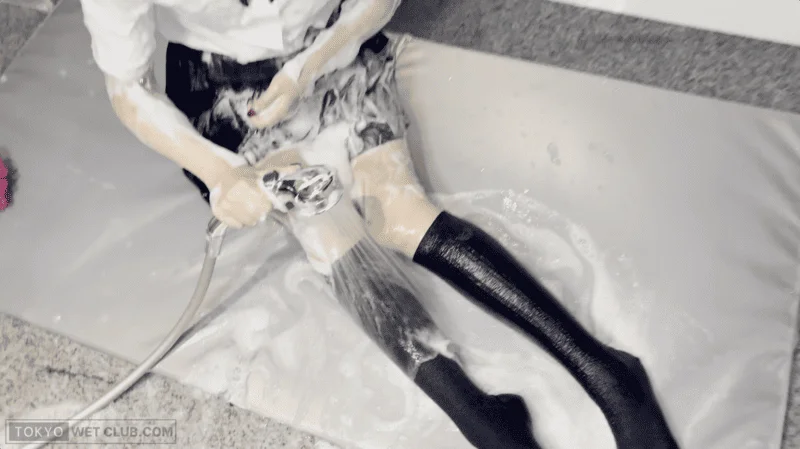 【再販】制服着衣のままで泡まみれのシャワールームと水中で魅力的にゆらめくスカート-3