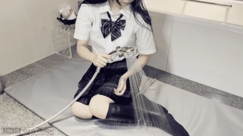 【再販】制服着衣のままで泡まみれのシャワールームと水中で魅力的にゆらめくスカート