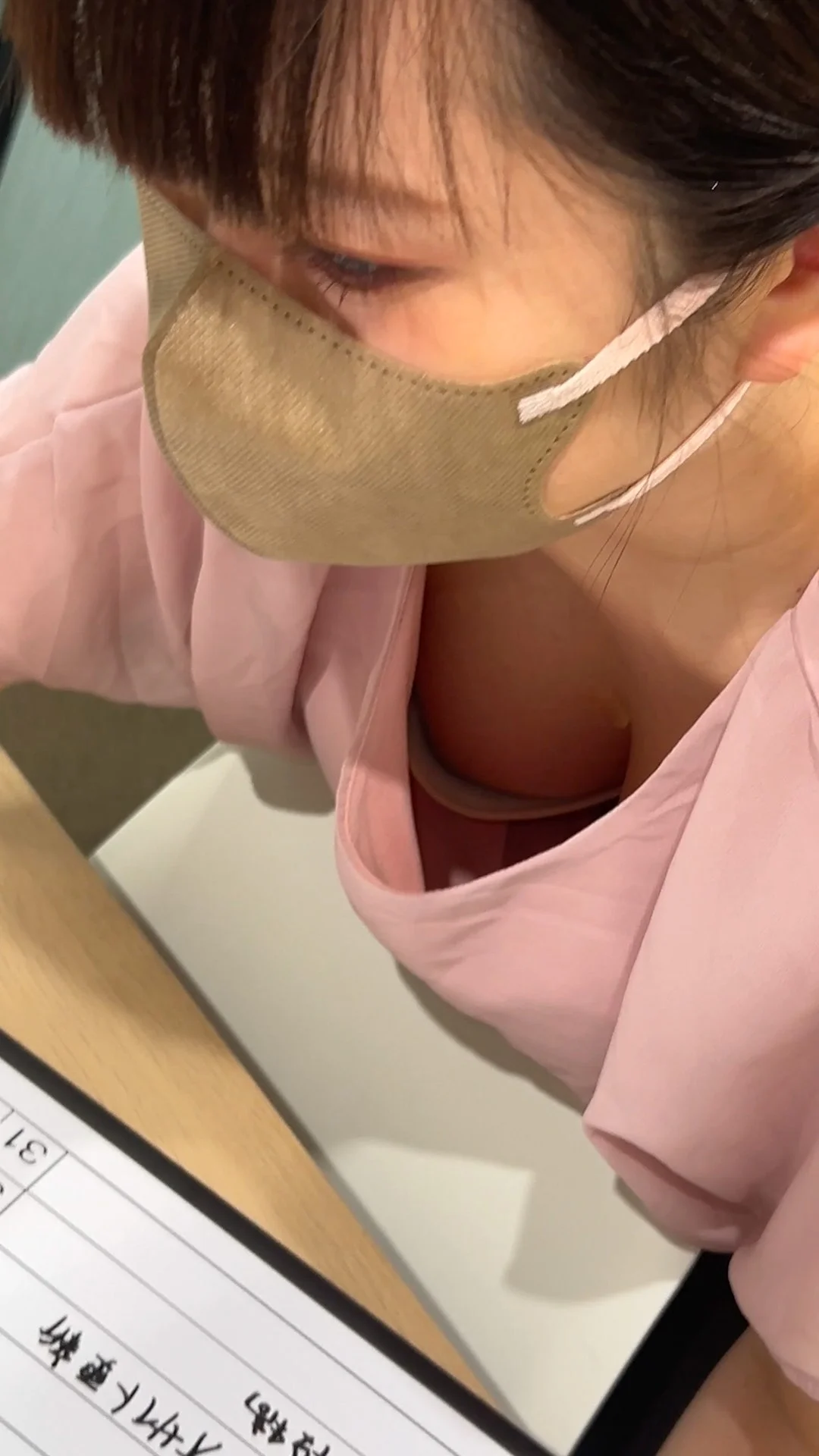 【同僚OLの乳首/胸ちら#44】食い込みパンツを禁断のスカートめくり!/事務員Rちゃんと総務Jちゃんの胸ちら・パンチラ　２名-2