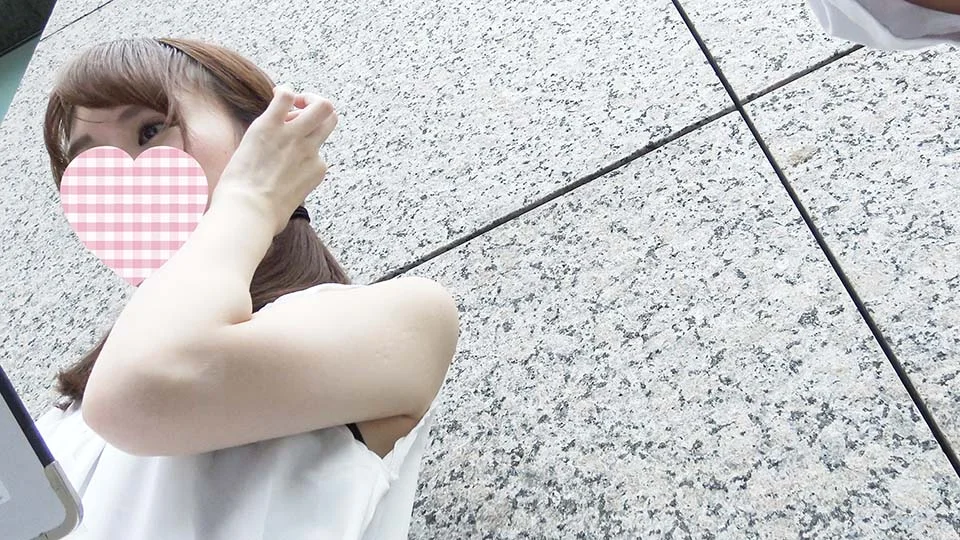 【再販】路上でアンケート調査をお願いした可愛い娘に立ったまま股割りしてもらったら壮大な白パンツが見えた-1