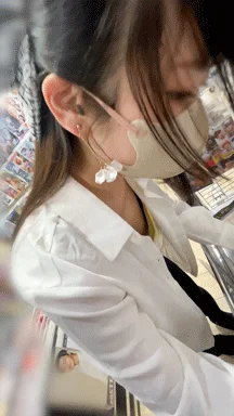 【働く女性の胸ちら ver.7】 〜アイドルショップで働く韓国系巨乳店員の胸ちら〜
