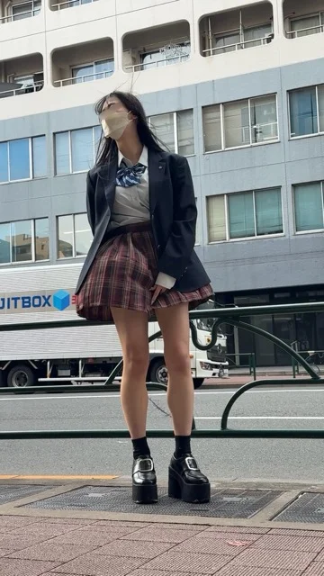 JKの時のリアル制服で通風孔ぱんちら撮ってきたよ♡ブレザーの左襟に校章のバッジついてる-5