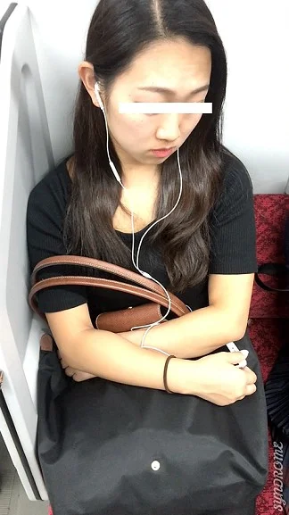 【再販】(電車対面）(顔出し）黒のワンピースにむっちり美味しそうに実っちゃったボディを包み込んで…熱視線に心乱されちゃうOLお姉さん-3