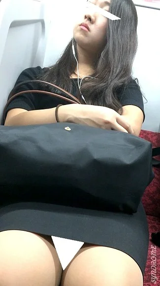 【再販】(電車対面）(顔出し）黒のワンピースにむっちり美味しそうに実っちゃったボディを包み込んで…熱視線に心乱されちゃうOLお姉さん-6