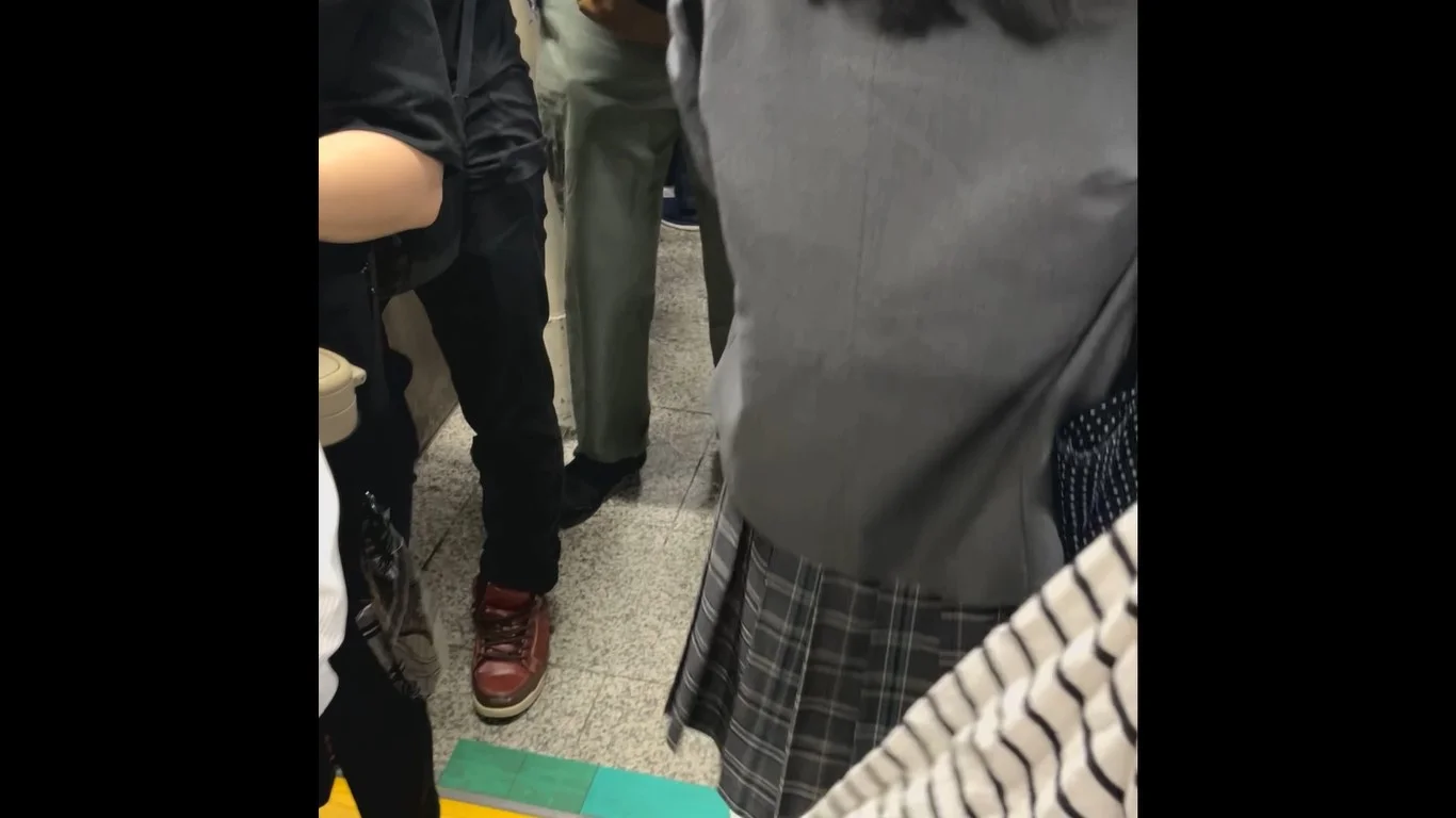 【再販】限界リーマン決死の一撃！vol.102　ホームで放心状態・白ハイソの縞パン女子-2