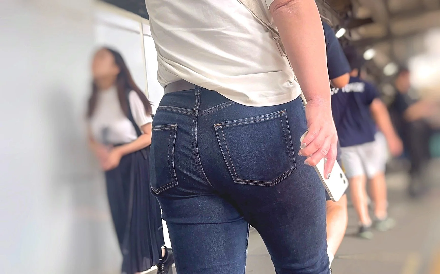 素人女たちのパッツンエロ尻を下から堪能！王道スキニーデニムから美巨尻と食い込みで♂を誘う!-5