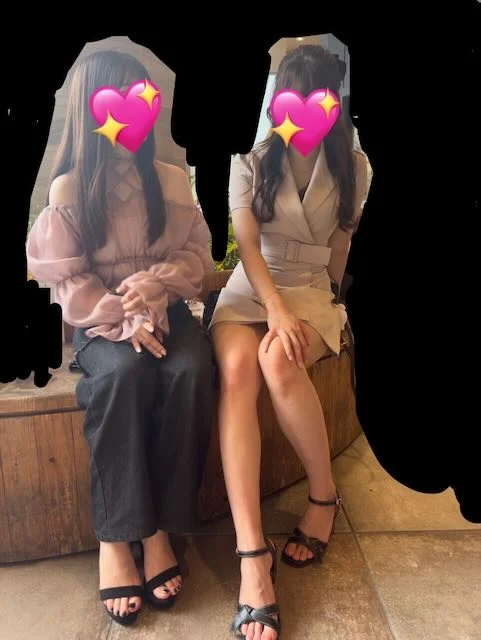 笑顔が素敵な23歳OLさんのフレッシュな素足サンダルと汚れのついた足裏を接写-2