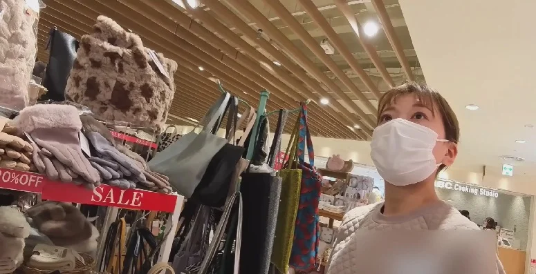 【再販】上の服とパンティーの色合わせてる？笑　人妻さんを通りすがって1.5日