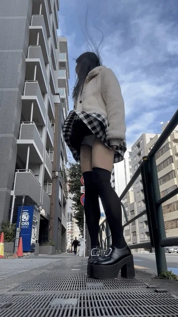 通風口ぱんちら♡美脚スカートって知ってる？めありはインパンハサミで切って無くして履いてるよ(*´˘`*)♡-2