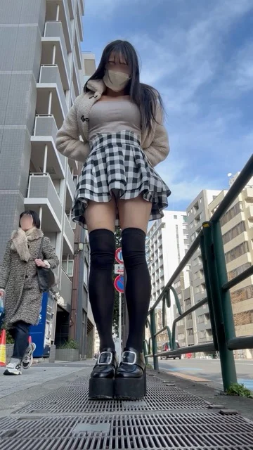 通風口ぱんちら♡美脚スカートって知ってる？めありはインパンハサミで切って無くして履いてるよ(*´˘`*)♡-4