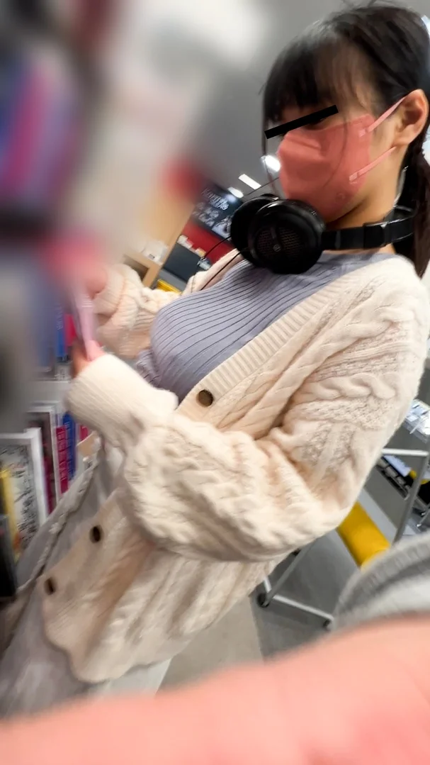 【ノーブラ揉みVOL.8】童顔デカ乳輪Fカップ娘に突撃レポ！！手コキからの乳射フィニッシュ♪-1