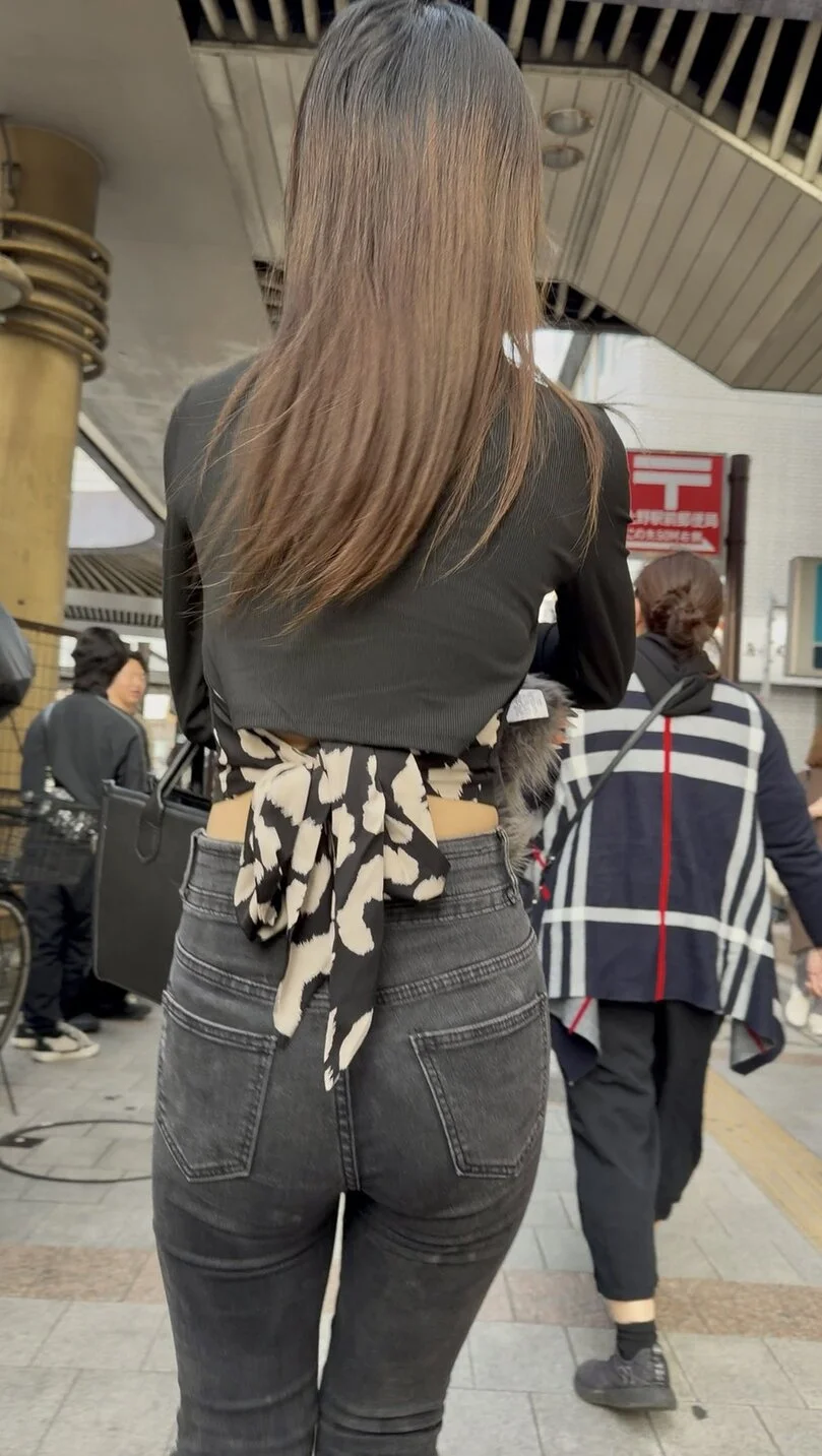 デニム女子コレクションVol.146 細いウエストを出した美尻デニムのお姉さんとグレーの美脚デニムのお姉さん