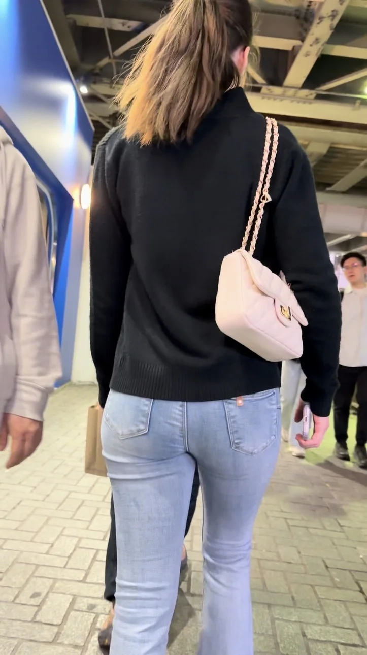 デニム女子コレクションVol.149 淡いブルーのデニムを履いたデカジリデニムのお姉さん達