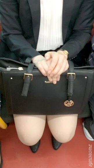 (電車対面）(顔出し）タイトミニをお召しになってパンストあんよむき出し…ポニテを解いてキレイなロングの黒髪を披露しちゃうOLお姉-4