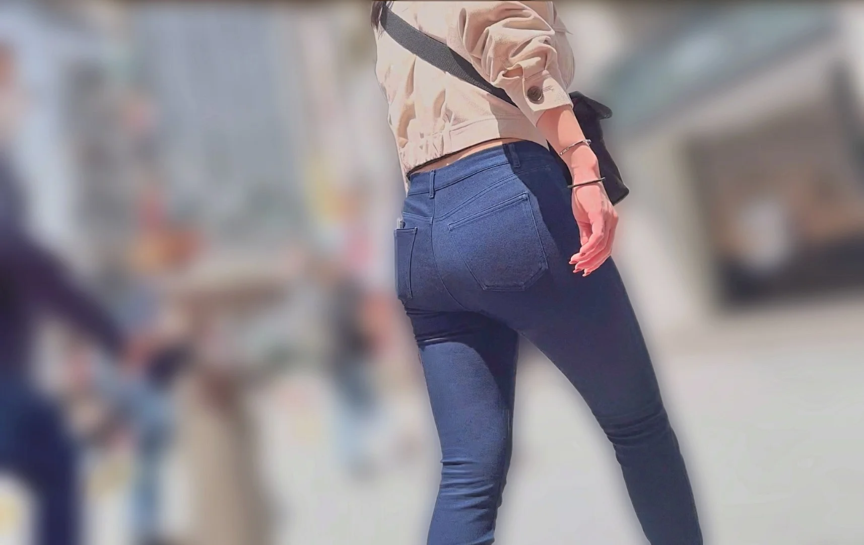 素人女たちのパッツンエロ尻を堪能！イヤらしいデカ尻をムニュらせパンティラインで♂を誘う!-3