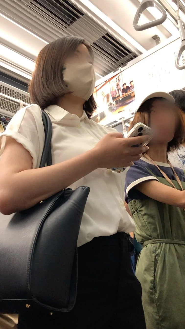 【下からの眺め108】清楚系ＯＬのふわふわボディを電車内で観察！-2