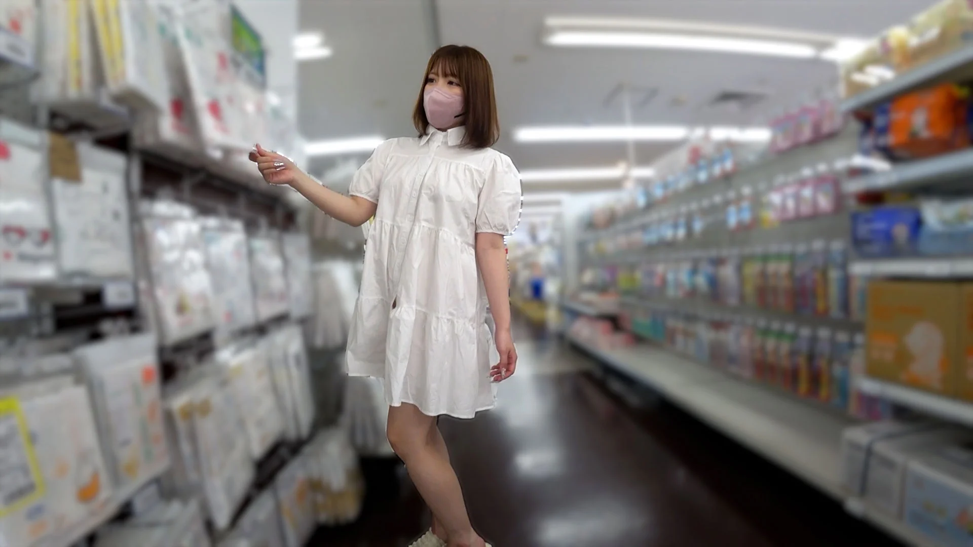 【顔出し】ノーパン×ノーブラほぼ裸同然!!白ワンピの中が想像以上にヤバすぎた!!ド変態美女を丸裸にしてますｗｗｗ-1