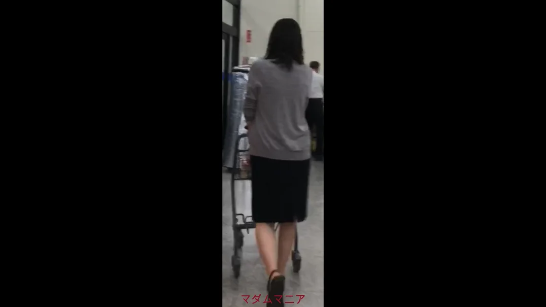 【再販】制服OLのスカートの中39～縞々パンティーvs薄ピンク２人～-5