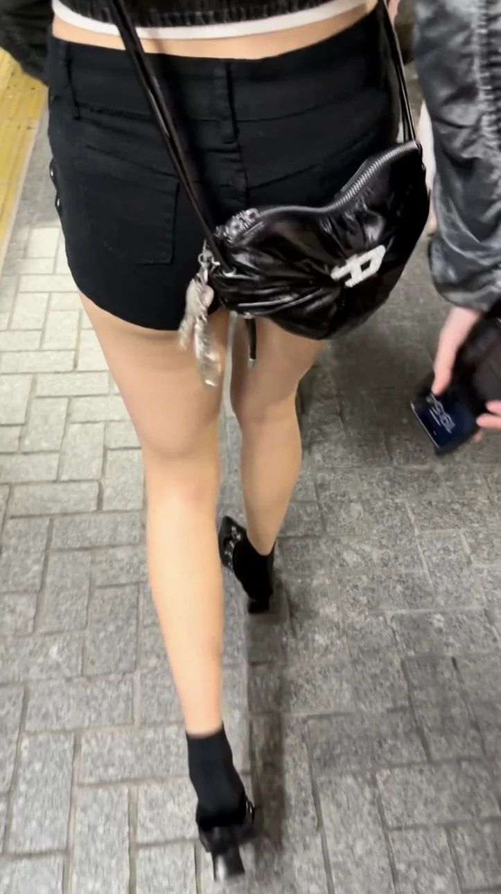 ヒップコレクションVol.82 超美脚！長身スレンダーの美尻ショーパンのお姉さんときりっぱなしデニムの色白美肌のムチ尻お姉さん-4