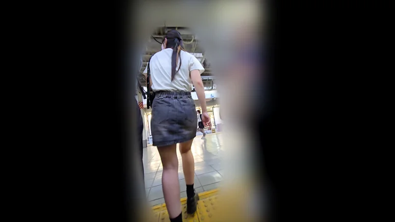 痴かん狂信者 #166【★3】デニムミニスカ長身上玉ギャル、周囲バレをケアしながら緊迫のお触り！スカート捲って生パン越しのムチ尻-6