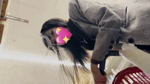 ベージュコートに黒ストミニスカ主婦さんのノーP？な様子 Sh31S-4K