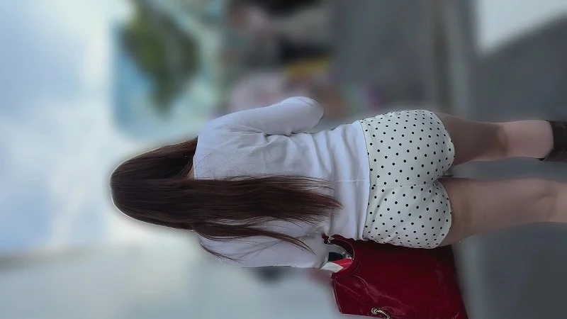 【再販】水玉柄のタイトなホットパンツを履いたギャルのデカ尻を凝視(/ω＼)-1