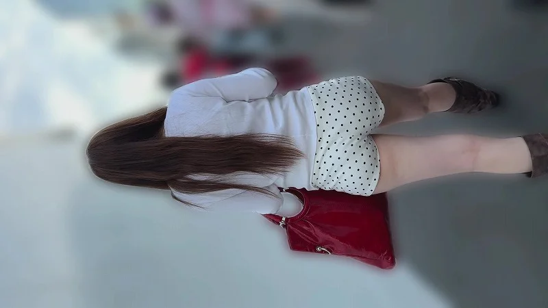 【再販】水玉柄のタイトなホットパンツを履いたギャルのデカ尻を凝視(/ω＼)-2