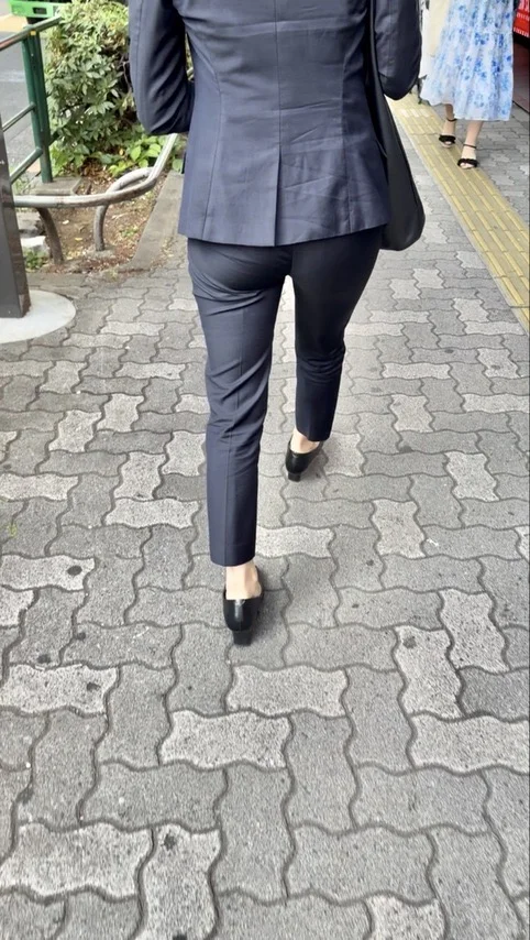 働くお姉さん達Vol.20 仕事ができそうなパンツスーツのお姉さんと就活中のリクスーお姉さん-1