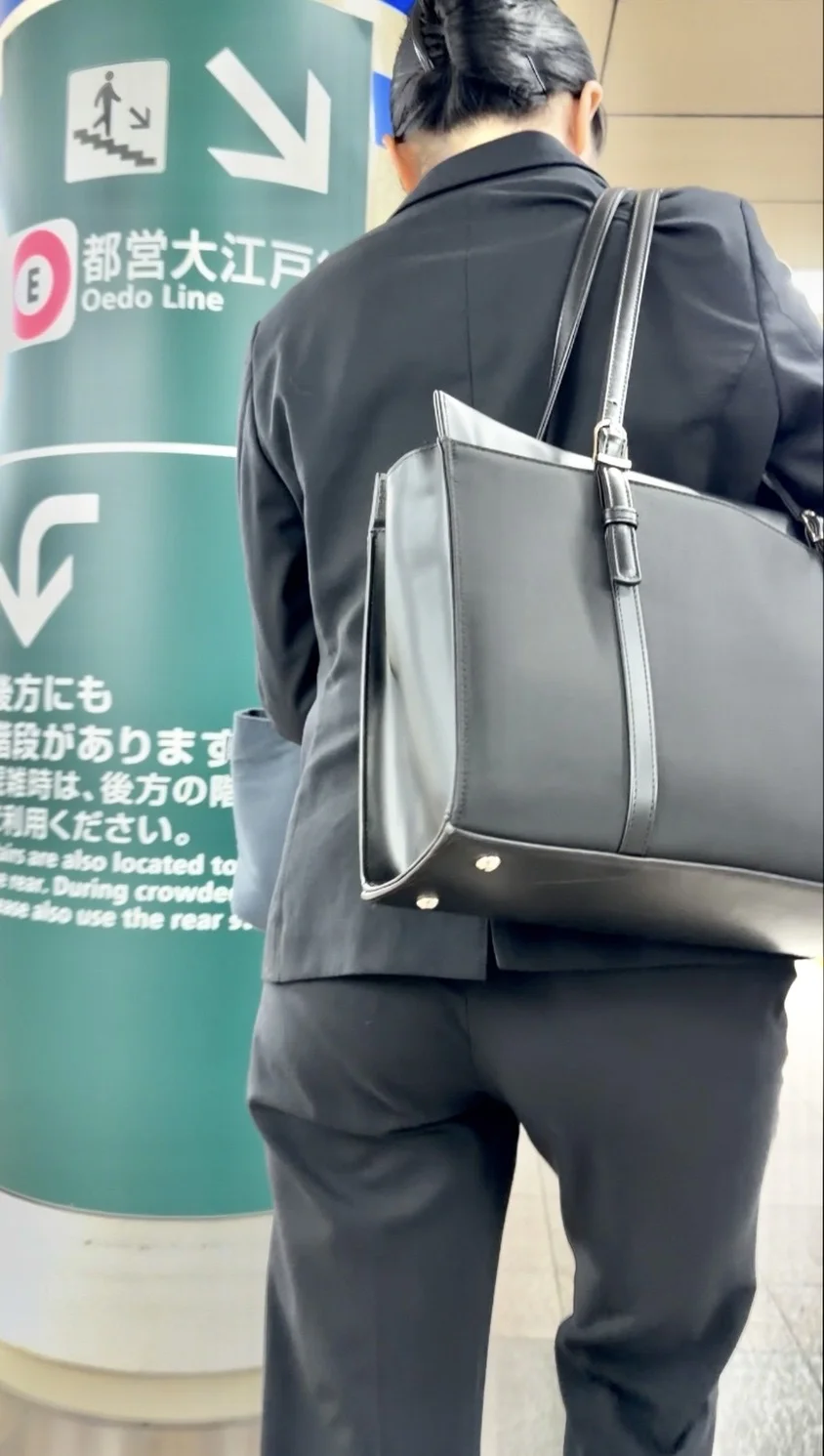 働くお姉さん達Vol.20 仕事ができそうなパンツスーツのお姉さんと就活中のリクスーお姉さん-3