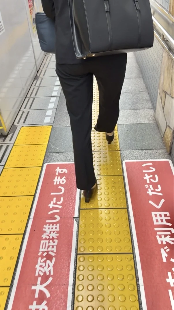 働くお姉さん達Vol.20 仕事ができそうなパンツスーツのお姉さんと就活中のリクスーお姉さん-4
