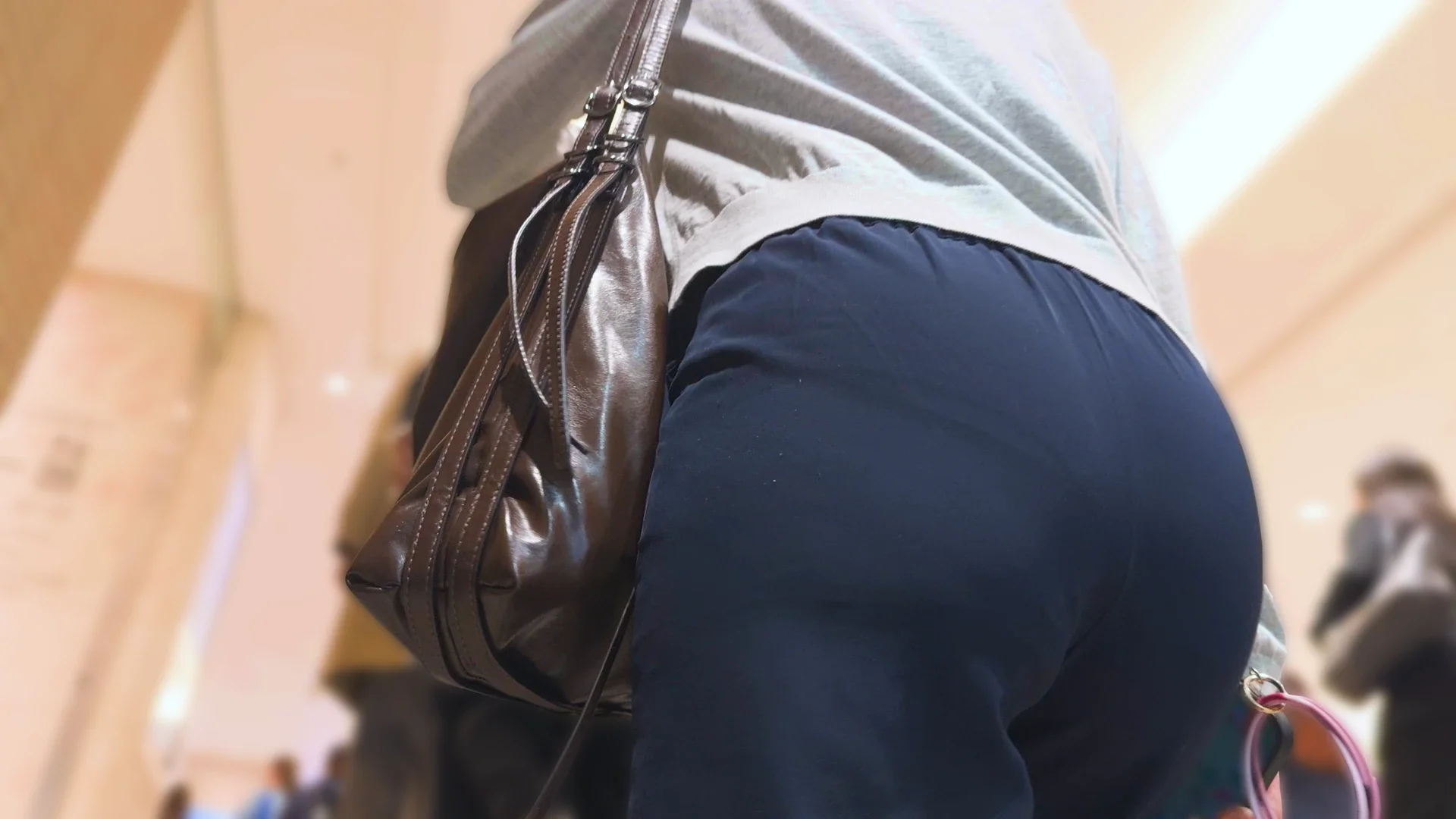 歩行記録0356「うっすらパンティーラインが見えているOLさんを階段で大胆撮り」(全3名)-5