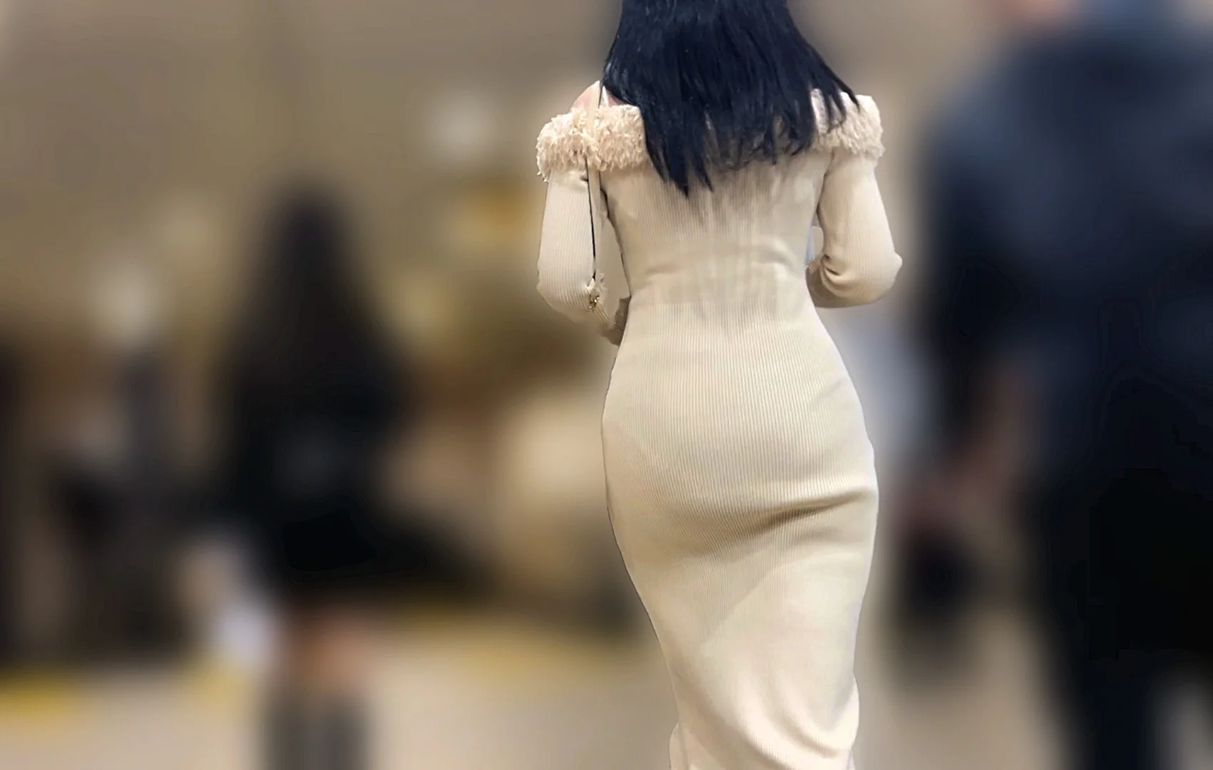 超Sクラスの下品なケツ達を下から堪能！自慢のスケベ尻をムニュらせながらパンティラインで男を挑発!-5