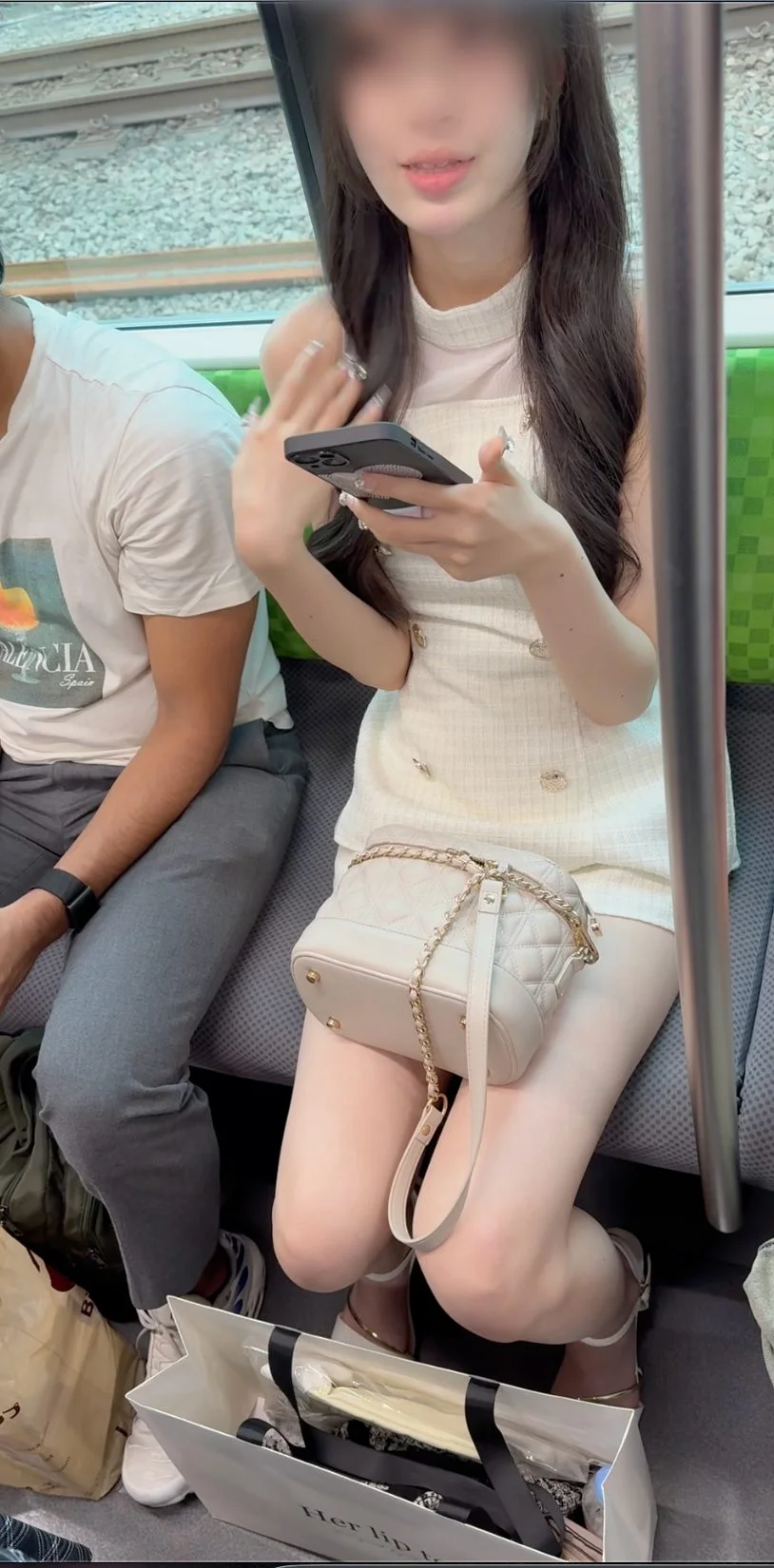 【再販】超絶S級美女に遭遇！真上と対面からのショーパン生脚をマルチアングルで！-1
