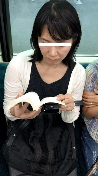 (電車対面）(顔出し）読書に夢中に過ぎちゃって…むき出しのパンストあんよが常時無防備にくぱぁ～っと緩み続けちゃった熟なOL奥さま-3