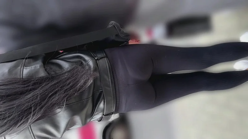 TバックのPラインが透け透け！ブラックのスパッツを履いたお姉さん(/ω＼)-2