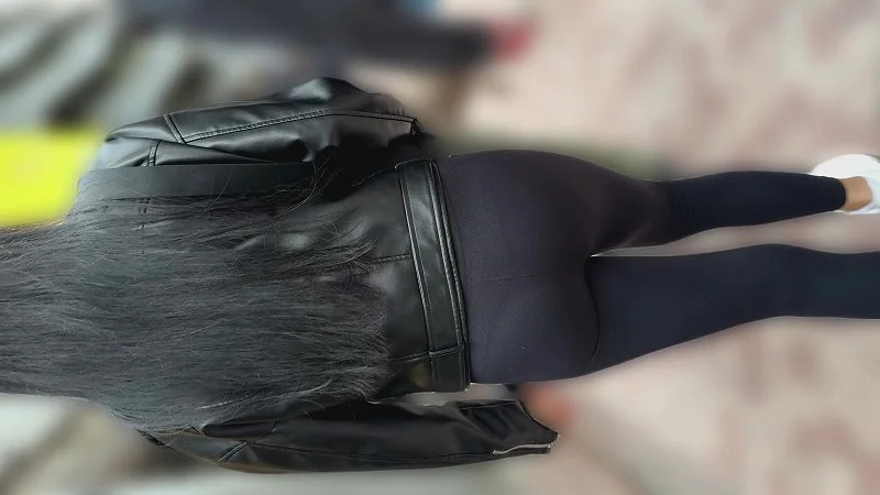 TバックのPラインが透け透け！ブラックのスパッツを履いたお姉さん(/ω＼)-4