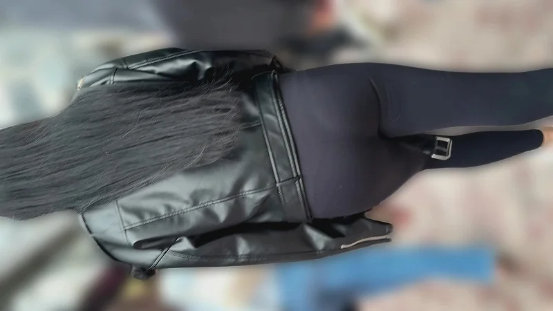 TバックのPラインが透け透け！ブラックのスパッツを履いたお姉さん(/ω＼)