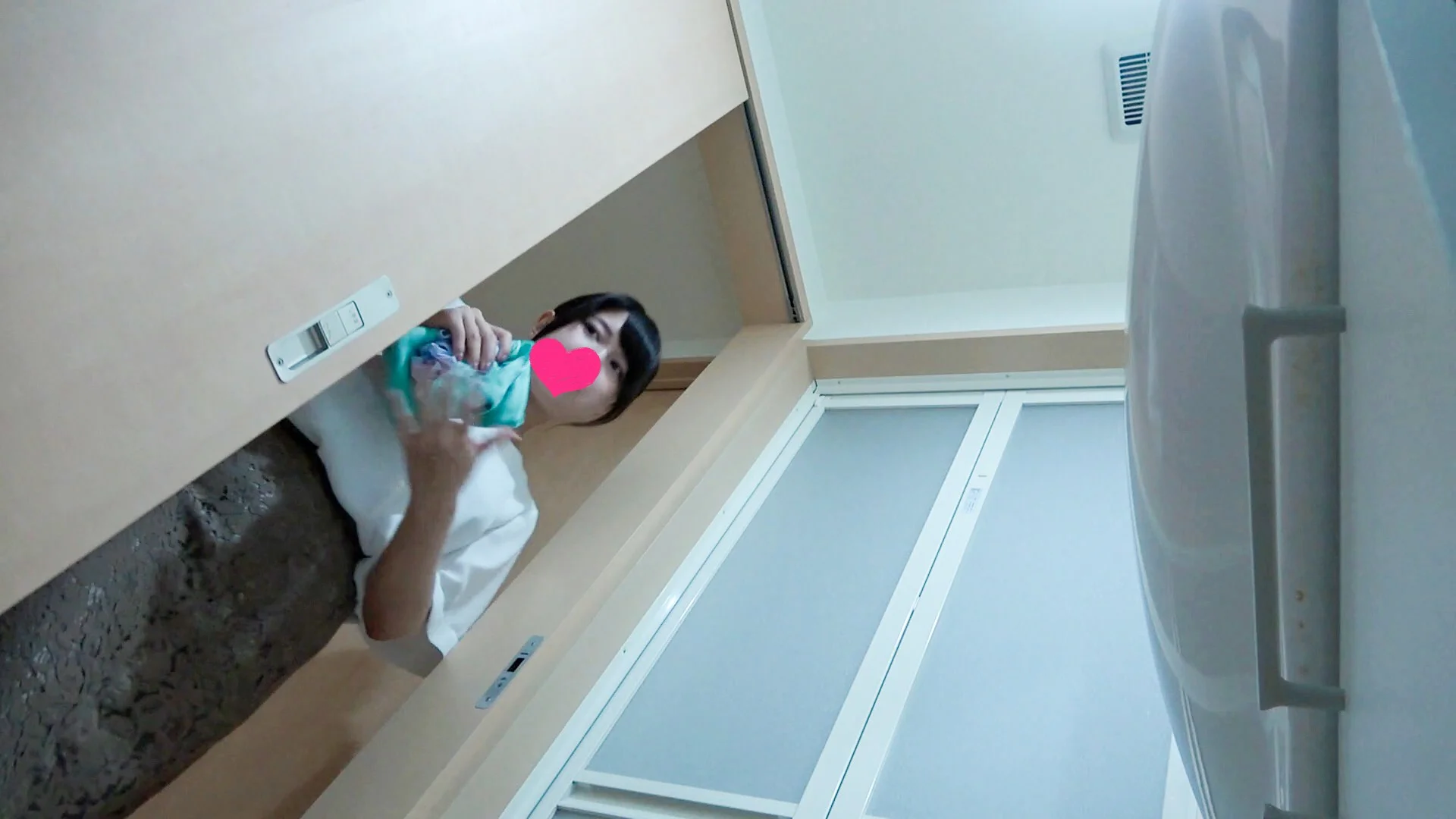 【民泊着替え】爆乳ママと貧乳美女の生着替え/251人目・156人目-1